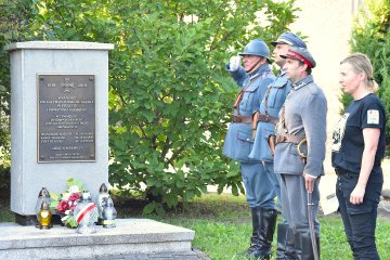 Spotkanie przy pomniku rozstrzelanych godowian z wartą honorową
