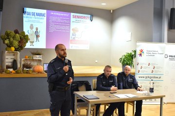 Policjanci uczulali seniorów na nowe formy oszustw
