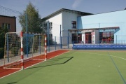 Boisko sportowe i Szkoła Podstawowa w Gołkowicach